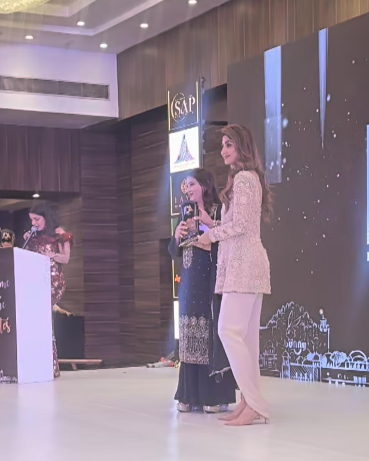 3sixty Studio founder Tahsin Firdous receiving the IDA Best Cosmetologist award